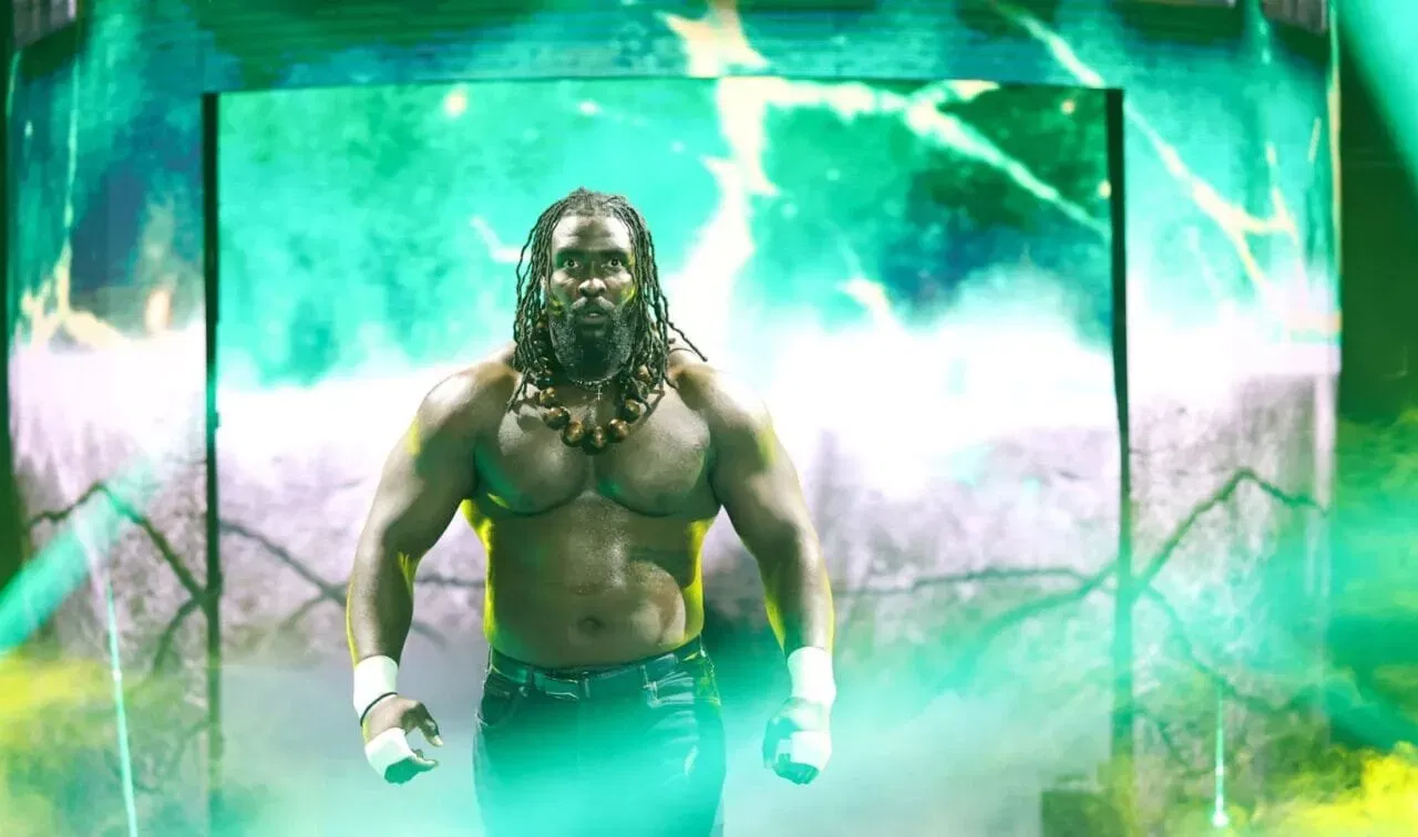 Por que a WWE escolheu a revanche de Brock Lesnar sobre o Campeonato Mundial de Roman Reigns para Oba Femi no SummerSlam 2026?