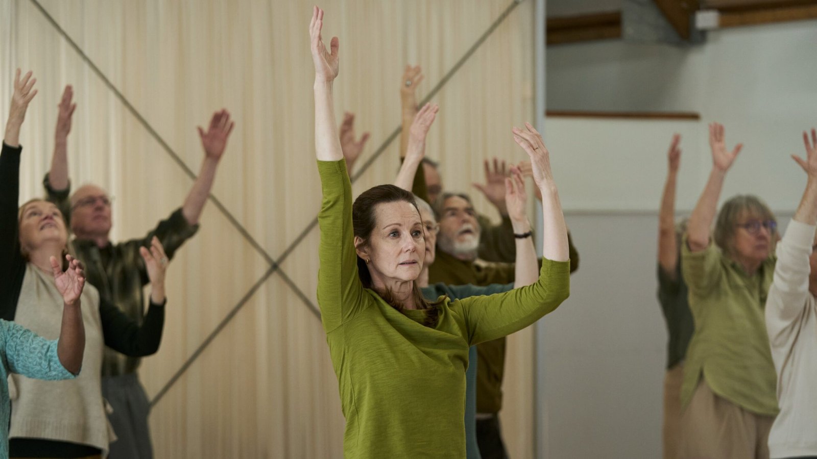 Avante e lateralmente, com Laura Linney, Rhys Ifans