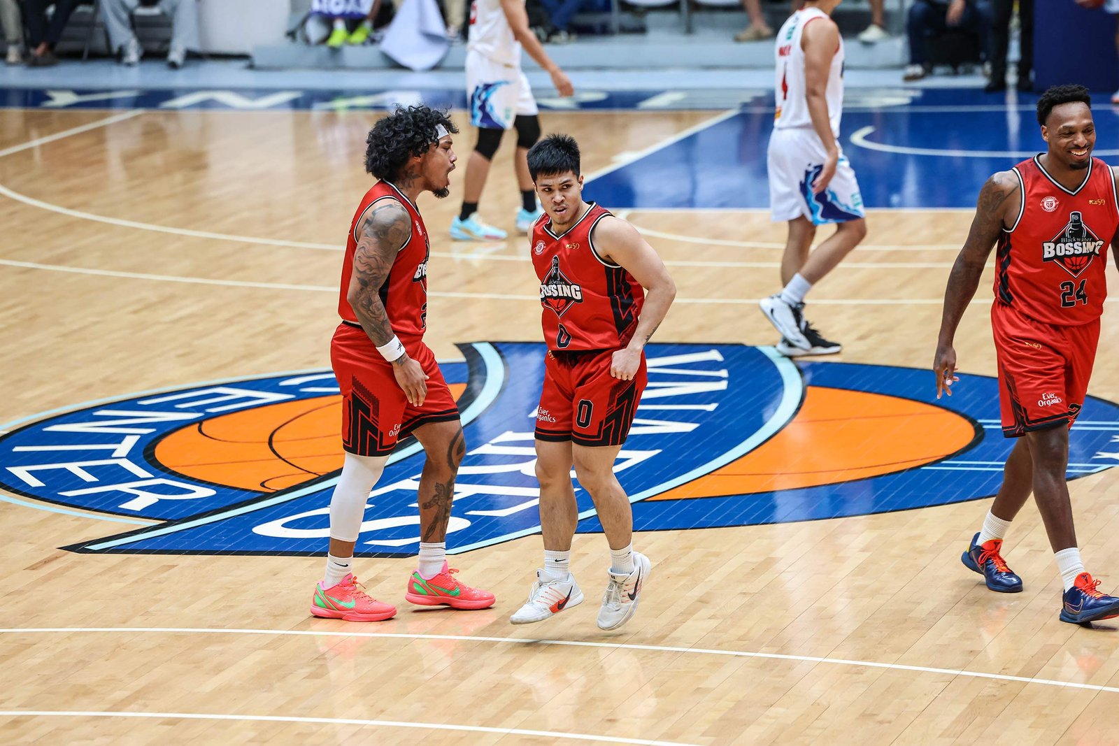 Blackwater retalia, expulsando Rain or Shine