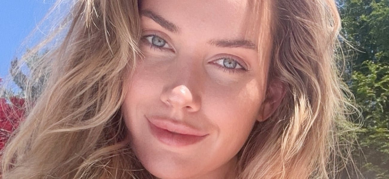 Paige Spiranac tomando banho de sol de biquíni mostra ‘bundas grandes’