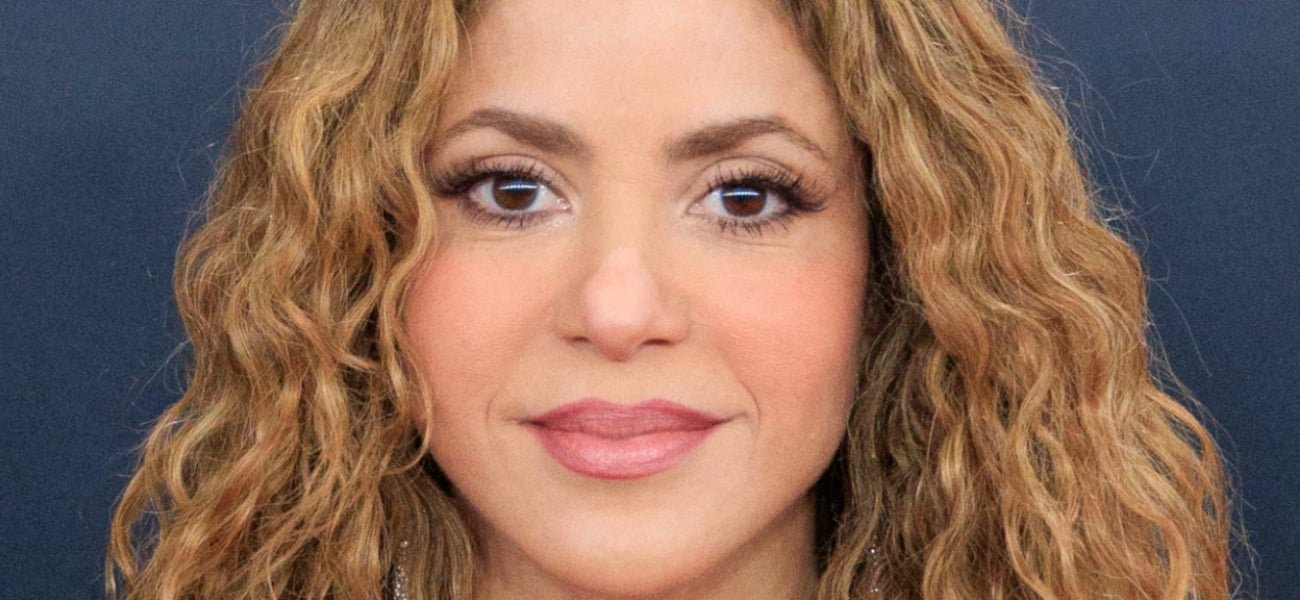 Shakira toma banho de biquíni com gosto ‘Zero’