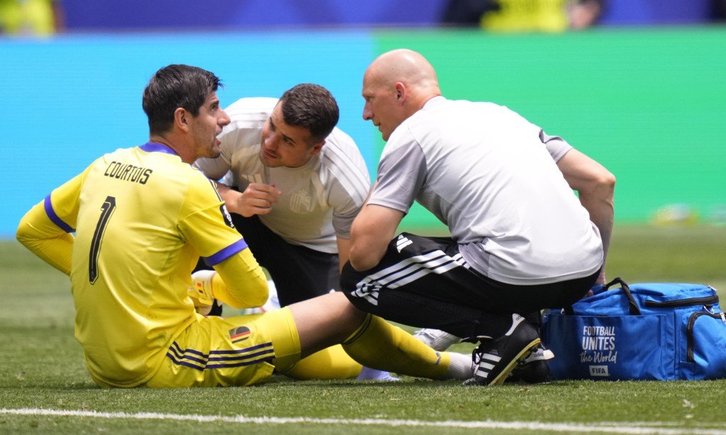 Goleiro da Bélgica lesionou-se e reserva brilhou na pesada derrota