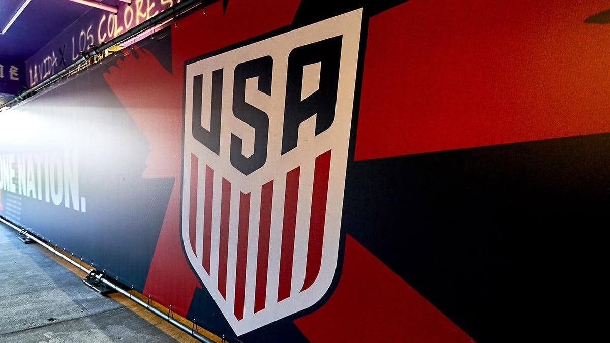 Dois dirigentes do futebol dos EUA foram suspensos pela FIFA por violar o protocolo do jogo