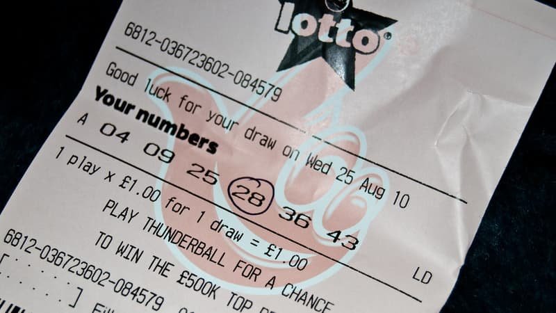 O bilhete vencedor da loteria mostra o jackpot de £ 12 milhões jogado fora por engano no Reino Unido, investigação aberta