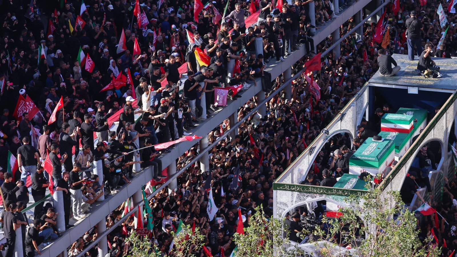Mojtaba Khamenei ausente, cortejo fúnebre, multidão de apoiadores… Fotos do funeral de Ali Khamenei no Irã