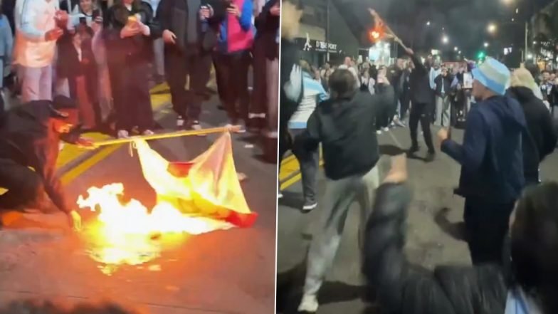 Torcedores argentinos queimam a bandeira da Inglaterra em comemoração à Copa do Mundo de 2026. Qualificação final da Copa do Mundo FIFA