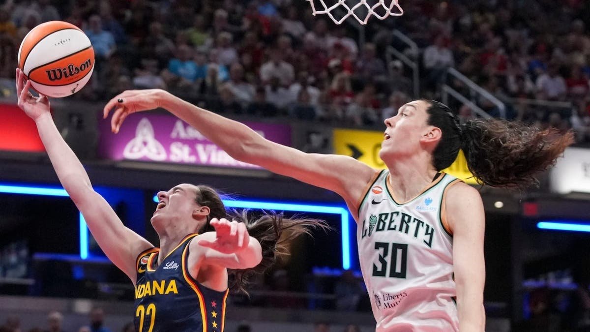 Caitlin Clark leva um tapa na cara de uma lenda da WNBA após sofrer uma falta que pode desencadear o fim de uma grande vitória
