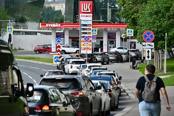 Alyona fez fila para comprar gasolina às 23h. Só foi atendido no dia seguinte às 17h