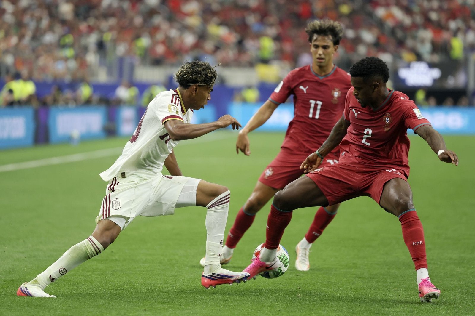 Ines Garcia flagrou devolvendo duas joias importantes relacionadas ao namorado Lamine Yamal na Copa do Mundo FIFA