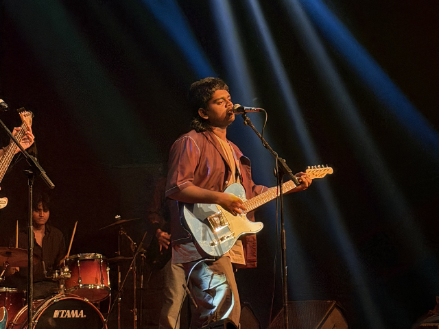 Artistas franceses e paquistaneses na Fête de la Musique em Karachi. juntar
