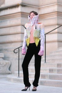 Emma Corrin participa do desfile da Schiaparelli Couture em Paris