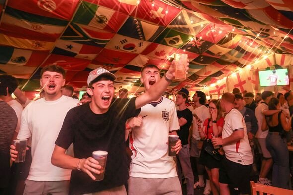 Milhares de bares fecham para Inglaterra x México, apesar da decisão de Starmer | Futebol | Esportes
