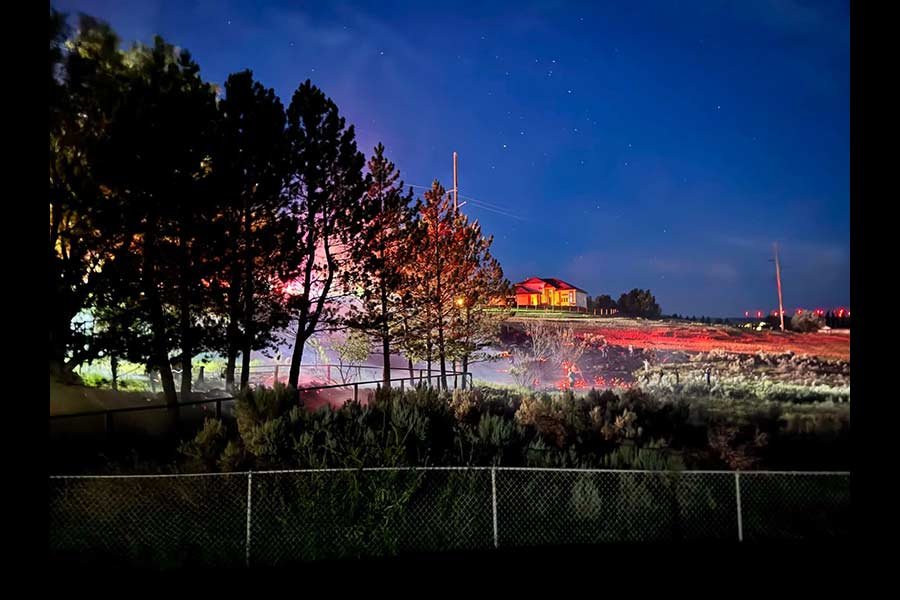 Fogos de artifício são responsabilizados por dois incêndios florestais em Ammon que ameaçam casas