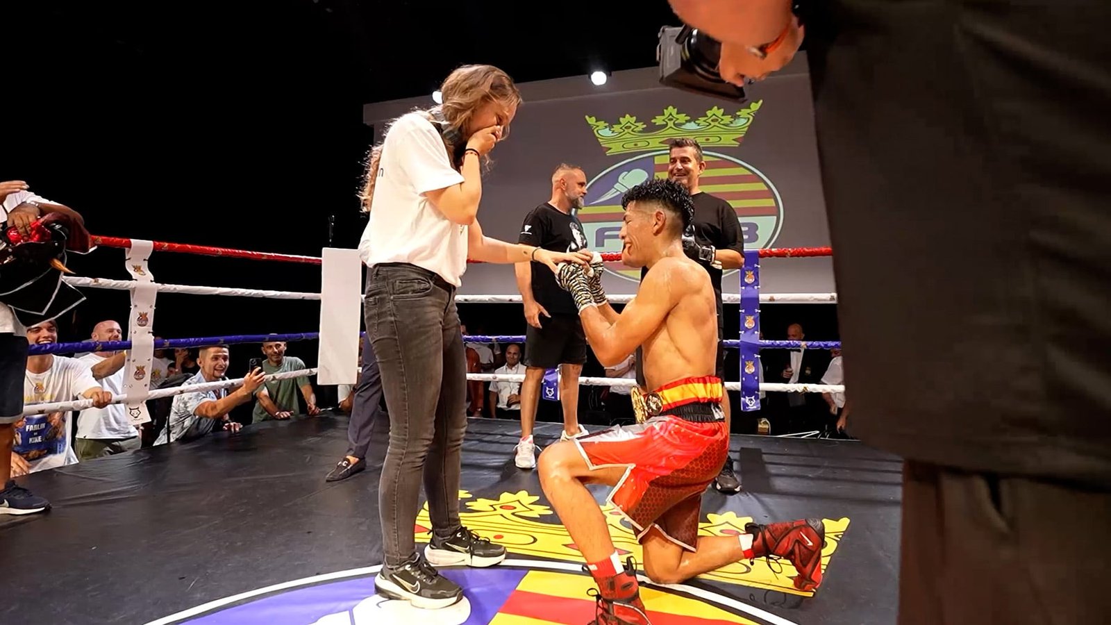 Farlin Condori é proclamado campeão da Espanha e surpreendido com proposta após luta