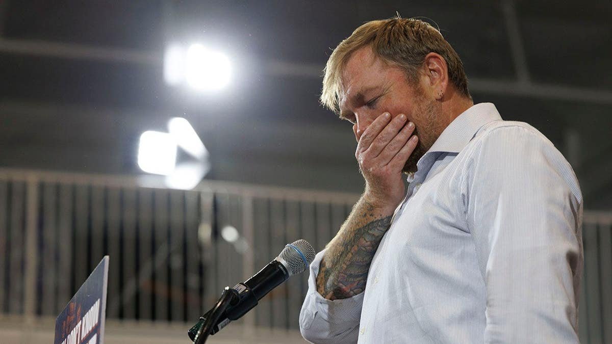 Os democratas estão pedindo que Graham Platner suspenda sua campanha devido à alegação de sequestro