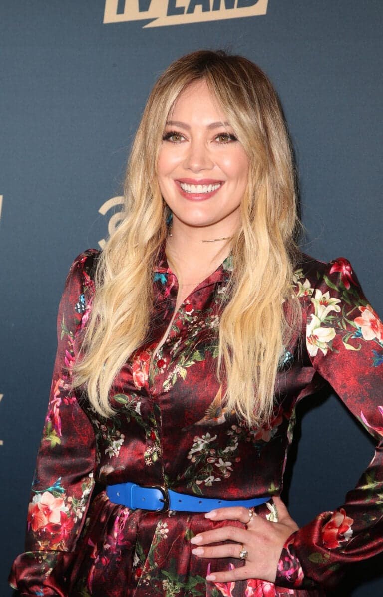 Hilary Duff responde após debate com fãs no palco