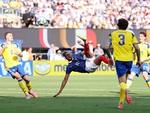 ANÁLISE. Copa do Mundo – França-Suécia: grande céu azul! Cabeça e ombros acima dos escandinavos (3 a 0), os Tricolores enfrentam o Paraguai no sábado, pelas oitavas de final.