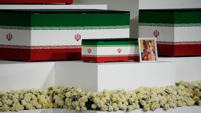Pequeno caixão ao lado de Ali Khamenei: neta de 14 meses homenageada no funeral do Líder Supremo do Irã