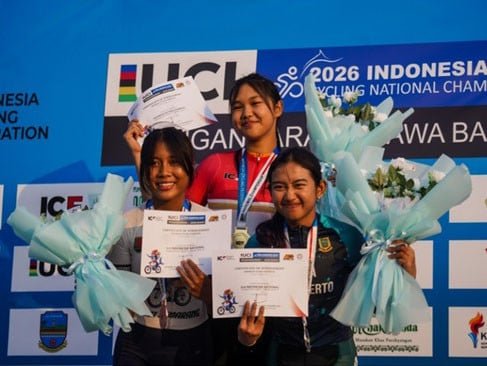 Equipe de ciclismo profissional de Jacarta ganha 5 medalhas no campeonato nacional de estrada de 2026, Aligia Keiko brilha com ouro