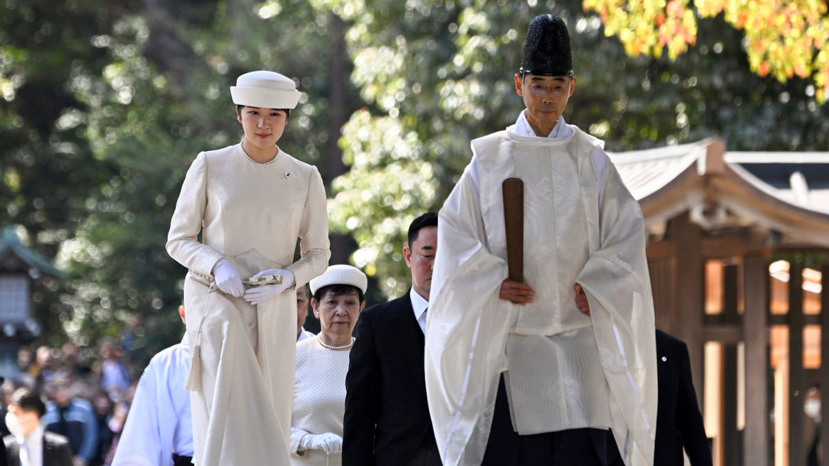 O Japão encerrou a sucessão imperial exclusivamente masculina, encerrando o reinado da Princesa Aiko