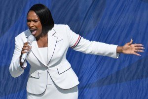 Jennifer Hudson canta o hino da Copa do Mundo em Thom Browne
