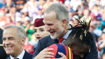 Time King Felipe IV abraça jogadores espanhóis após vencer a Copa do Mundo