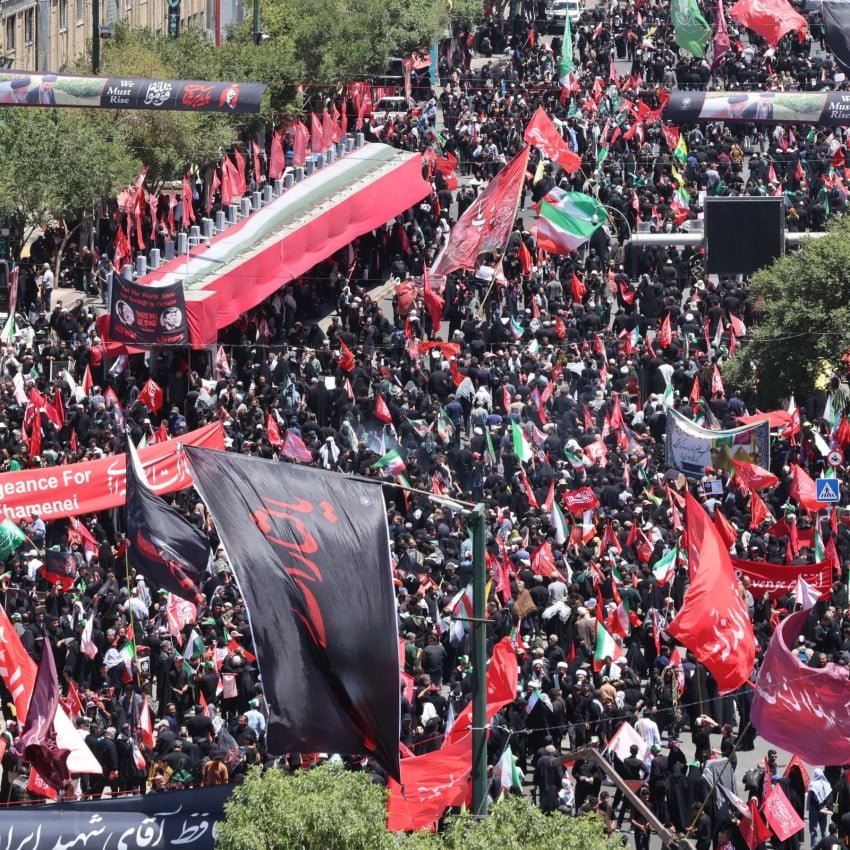 Khamenei foi enterrado hoje, com a presença de mais de 2,3 milhões de pessoas