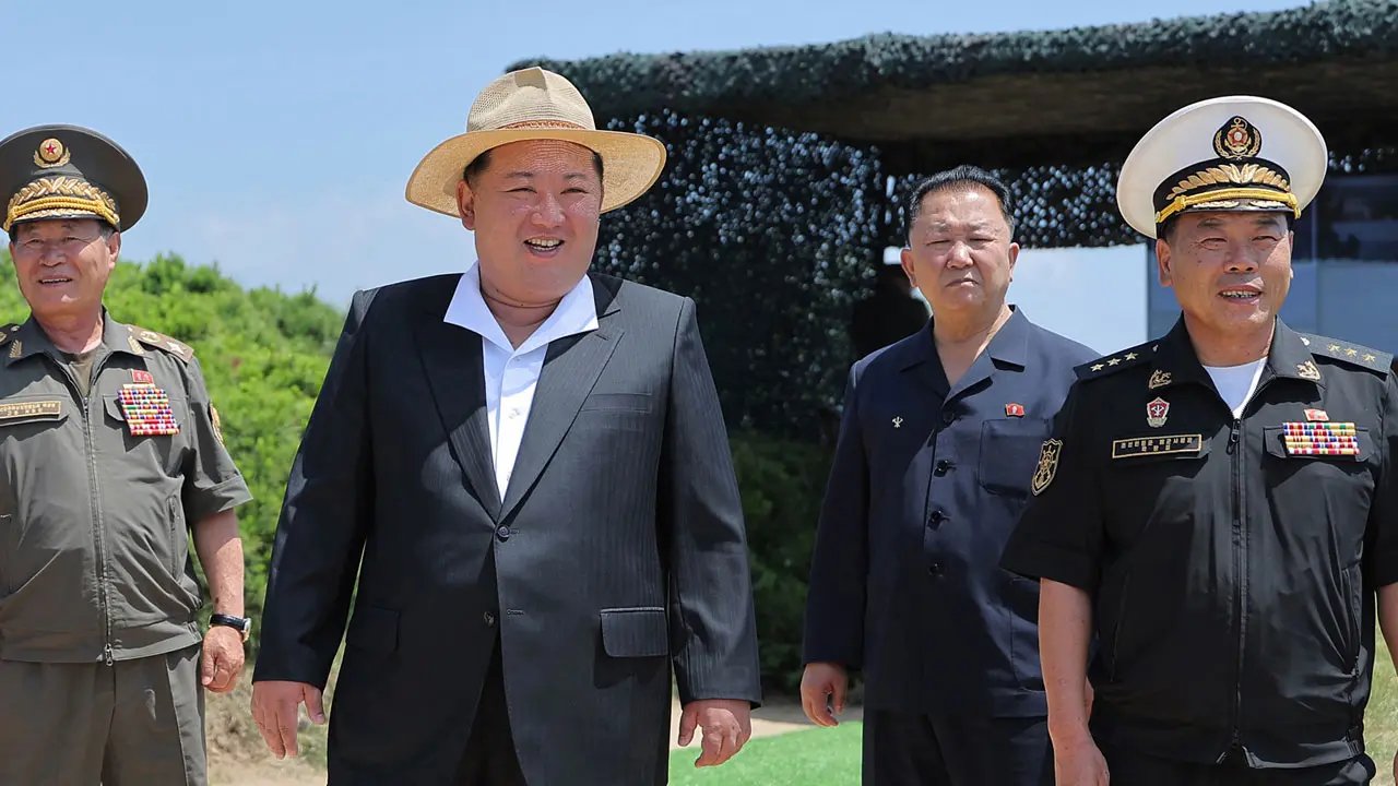 Kim Jong Un supervisiona testes de armas do novo destróier naval da Coreia do Norte