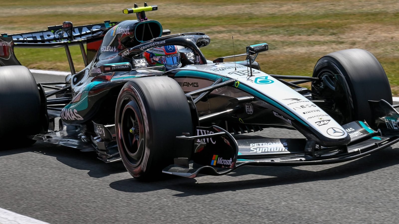 Kimi Antonelli comemora sua primeira vitória no sprint em Silverstone
