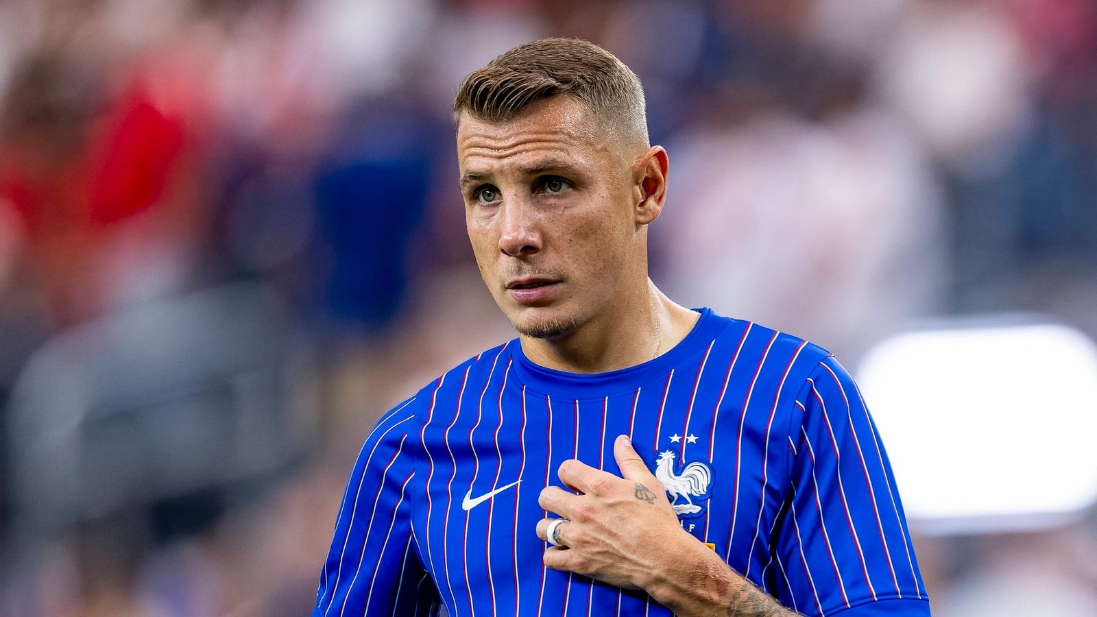 Um insulto desagradável ao profissional francês Lucas Digne após uma falta de pênalti