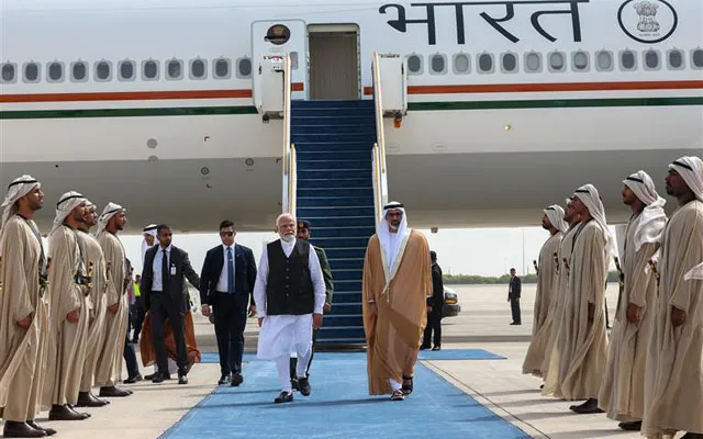 O PM Modi chega a Abu Dhabi e dá uma grande recepção ao presidente Sheikh Mohammed bin Zayed no aeroporto