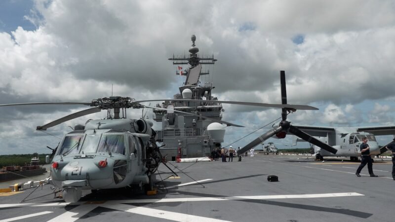 A Marinha lançou uma busca por um marinheiro que desapareceu quando um helicóptero caiu no Mar da Arábia