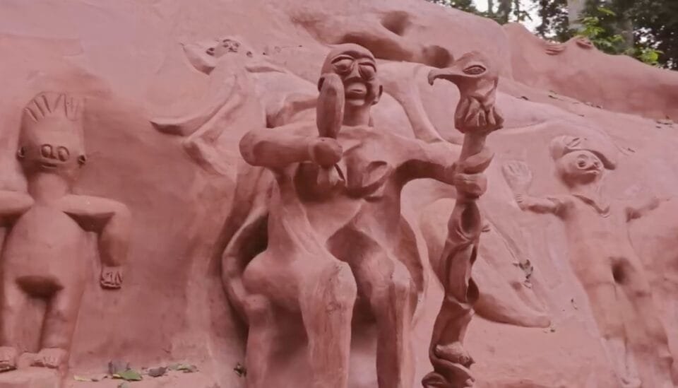 Esculturas Divinas Honram a Deusa Yorba no Bosque Sagrado de Osun-Osogbo, Nigéria – Gigante