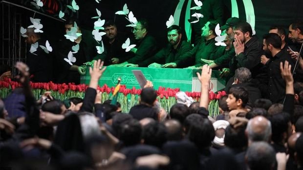 No momento em que o caixão foi mostrado ao aiatolá Khamenei, Moerentes chorou