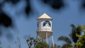 O processo contra a política de fusão Paramount-Warner Bros.