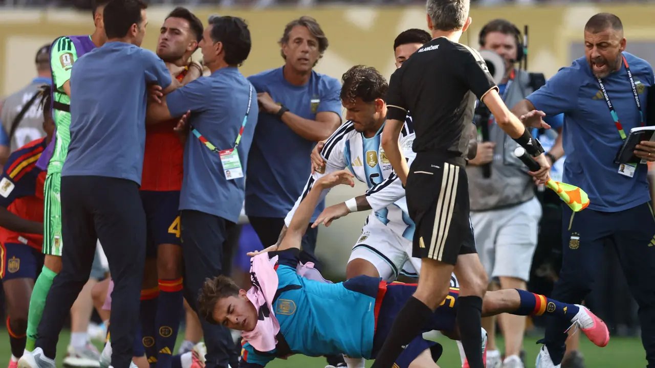 FIFA WC 2026: Paredes deu um soco, garganta agarrada após o apito final