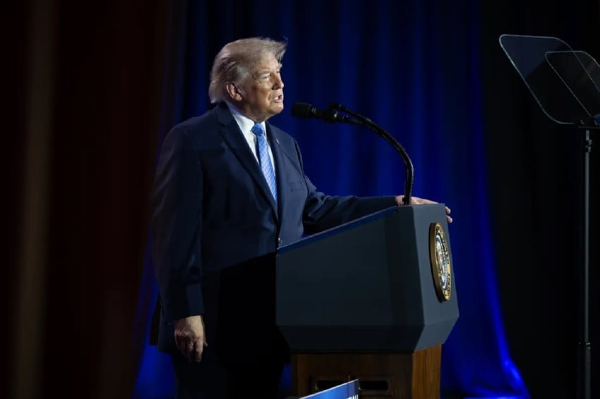 O presidente Donald Trump lamentou a morte de dois soldados americanos mortos por um míssil iraniano.