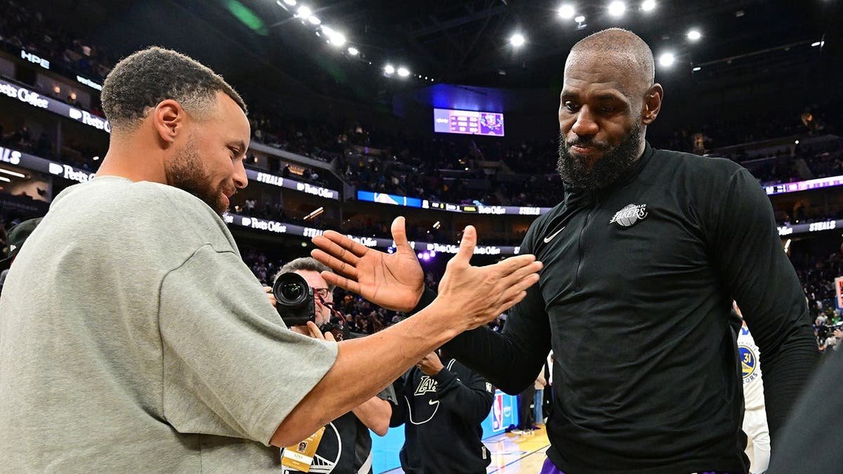 Stephen Curry diz que os Warriors irão perseguir LeBron James em free agency