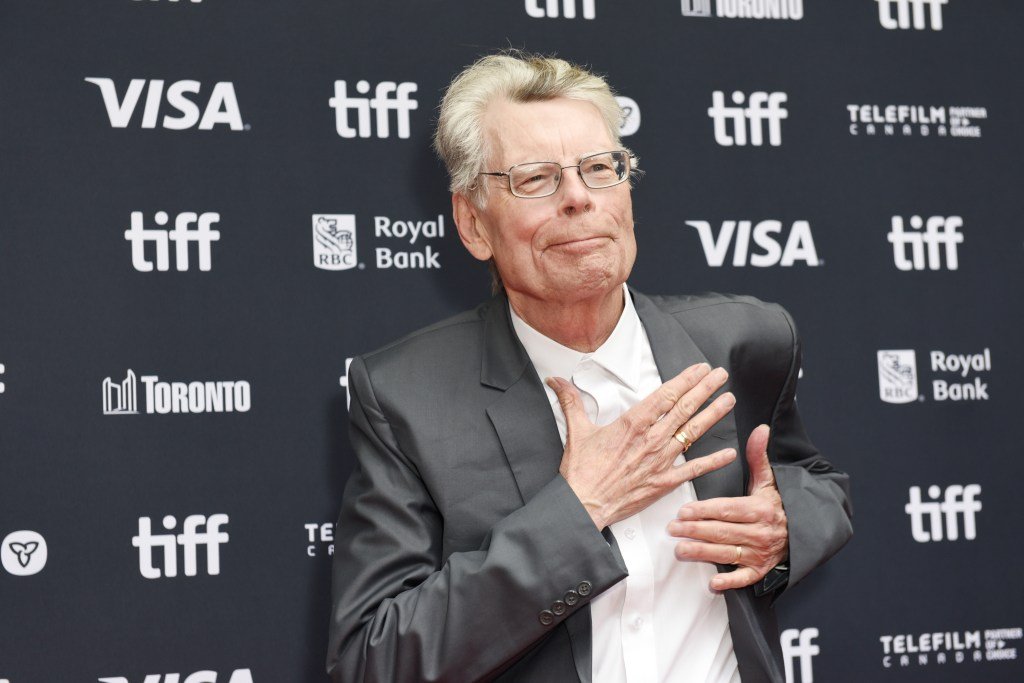 Stephen King prende suposto estuprador Graham Platner