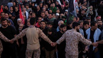 Iranianos comparecem ao funeral de Khamenei sob grande calor