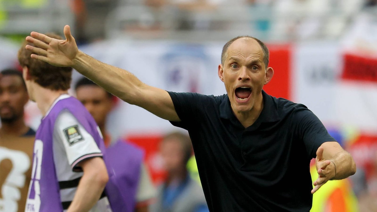 O técnico da Inglaterra, Tuchel, ficou furioso com o time e os jornalistas após a vitória