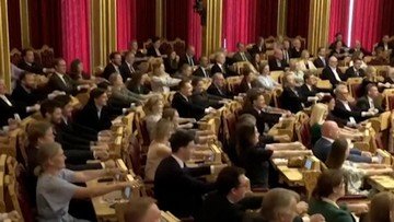 Membros virais do parlamento norueguês discutem com vikings no tribunal