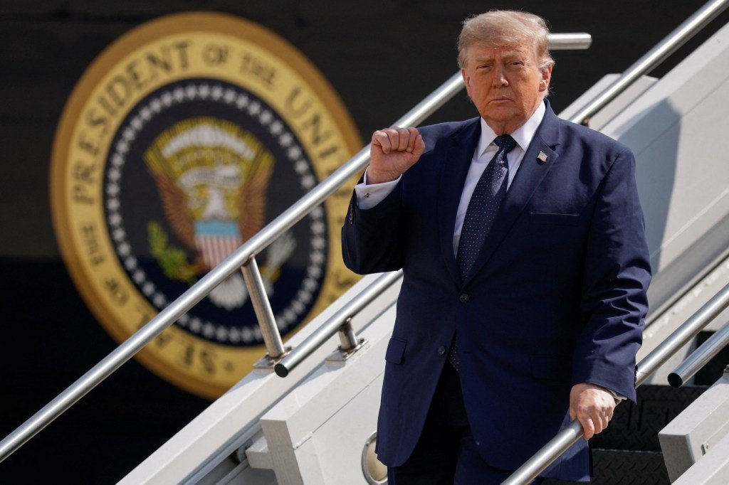 Trump diz que o Canadá deve pagar novas tarifas por causa da fumaça “absolutamente inaceitável” dos incêndios florestais