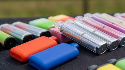 Proibição de embalagens de vape no Reino Unido: Reino Unido propõe embalagem simples de vape e proibição de sabores na repressão à vaporização juvenil | Notícias do mundo