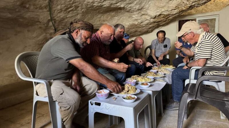 Em uma caverna na Cisjordânia, israelenses e palestinos se encontram para almoçar: NPR
