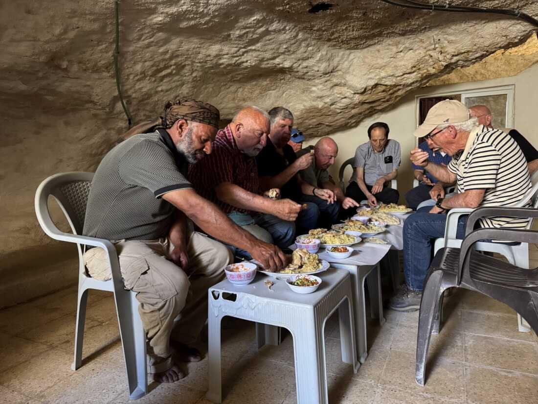 Em uma caverna na Cisjordânia, israelenses e palestinos se encontram para almoçar: NPR