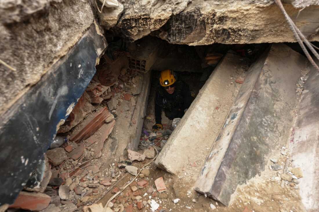 Equipes de resgate de Los Angeles procuram sobreviventes do terremoto na Venezuela em escombros: NPR