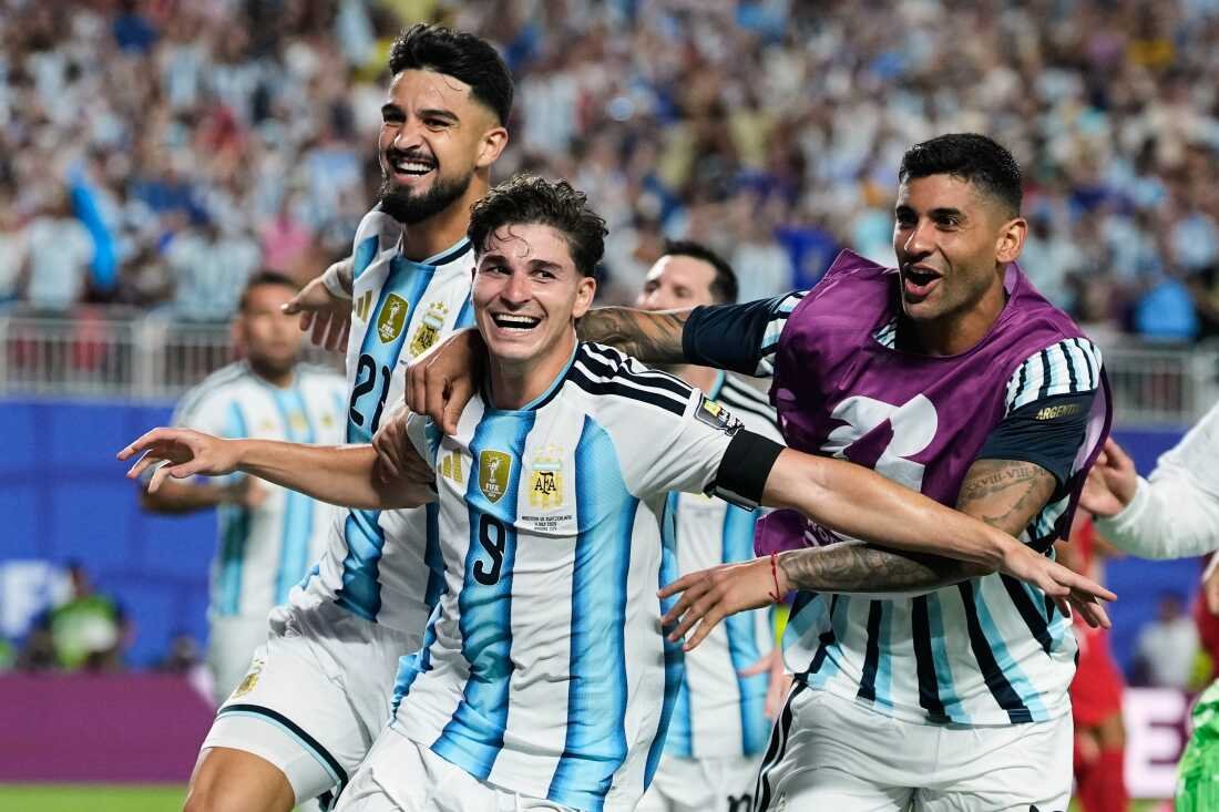 O gol de Alvarez aos 112 minutos ajudou a Argentina a vencer a Suíça por 3 a 1 e a entrar nas quartas de final da Copa do Mundo: NPR