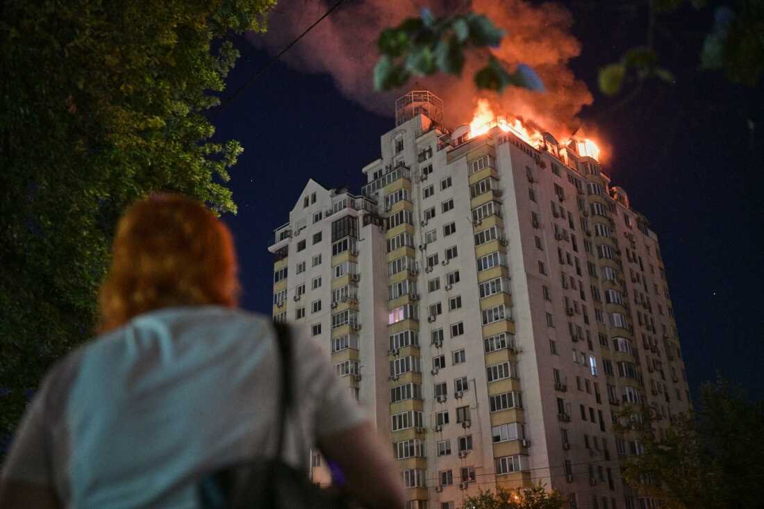 Ataque russo mata 17 em Kiev enquanto a Ucrânia continua a atacar o setor petrolífero de Moscou: NPR