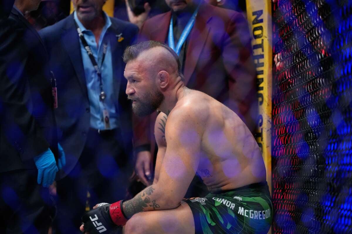 Conor McGregor sofreu uma lesão no joelho na derrota de volta para Max Holloway no UFC 329